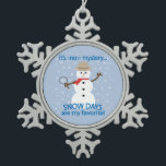 Es ist NOw Mystery Detective Snowman Schneeflocken Zinn-Ornament<br><div class="desc">Schneetag! Es gibt besondere Erinnerungen, das Radio an einem Wintersturmtag zu hören, in der Hoffnung, unser Schulsystem unter der Liste der Schließungen zu hören. Als es schließlich bekannt wurde, läutete ein fröhlicher Beifall durch das Haus, als wir alle wieder ins Bett gingen, um einen unerwarteten Urlaub zu genießen. Meine eigenen...</div>