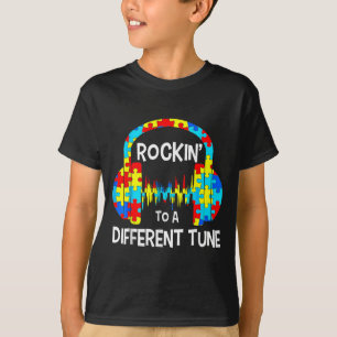 Es ist okay anders zu sein Cool Autismus-Bewusstse T-Shirt