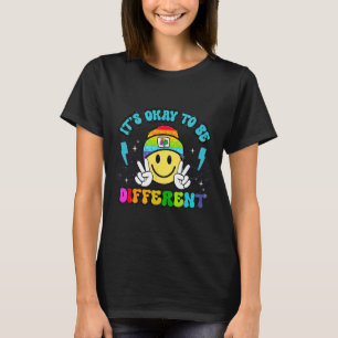 Es ist okay anders zu sein Smiley Gesicht Puzzle A T-Shirt