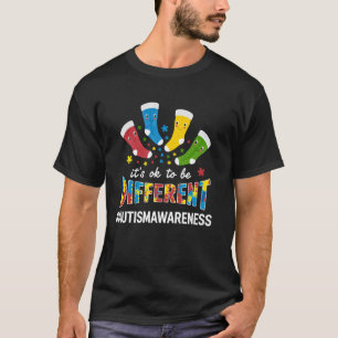 Es ist okay, verschiedene Socken Autismus-Bewussts T-Shirt