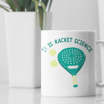 Es ist Racket Science Funny Padel Tennis Kaffeetasse<br><div class="desc">Zeige deine Liebe ab,  um Paddel mit diesem lustigen Schlamm zu spielen. Es enthält den Slogan IT IS RACKET SCIENCE in aquamarinen Buchstaben über einer Abbildung eines Pdel-Tennisschläger und Bälle. Die Grafik und der Slogan erscheinen auf beiden Seiten dieser Tasse.</div>