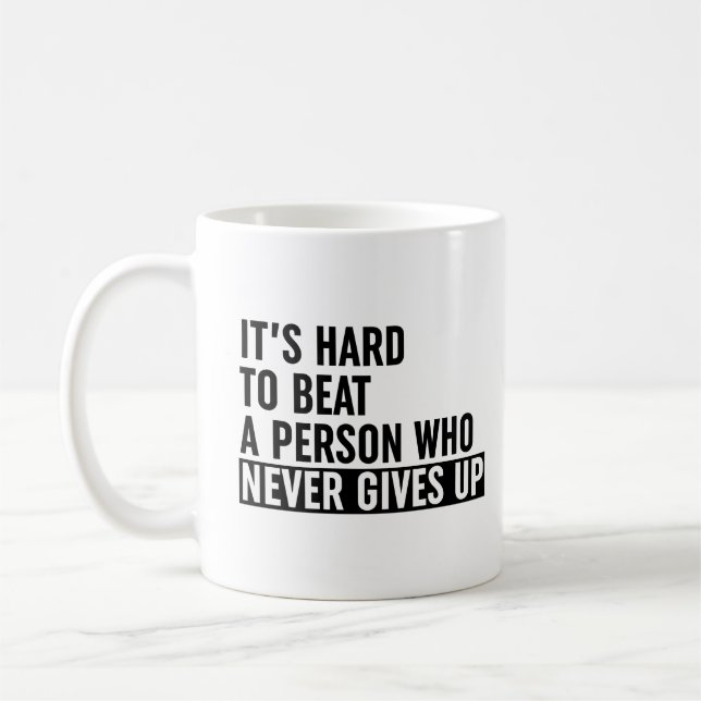 Es ist schwer, jemanden zu schlagen, der nie aufgi kaffeetasse (Links)