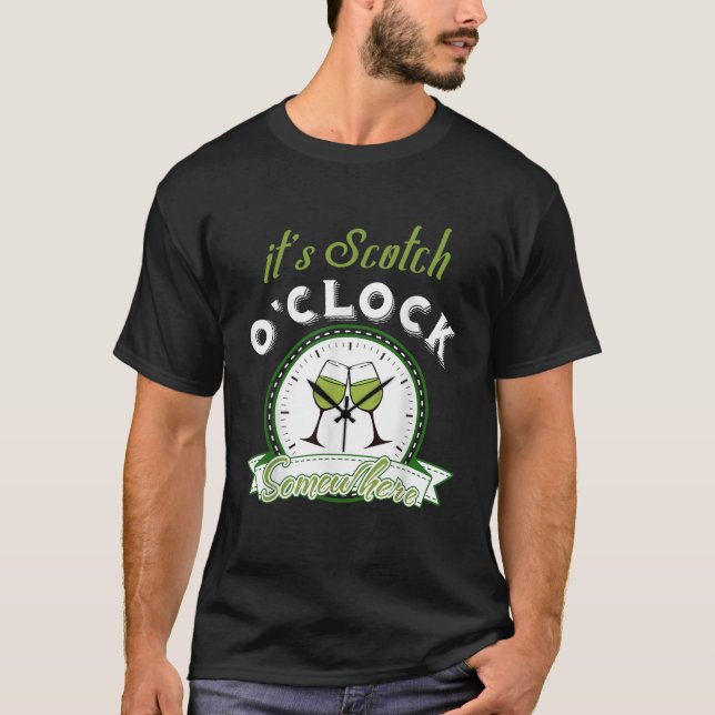Es ist Scotch O Clock irgendwo Funny Scotch Drinke T-Shirt (Vorderseite)