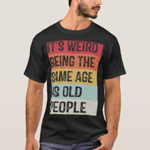 Es ist seltsam, das gleiche Alter wie alte Leute S T-Shirt