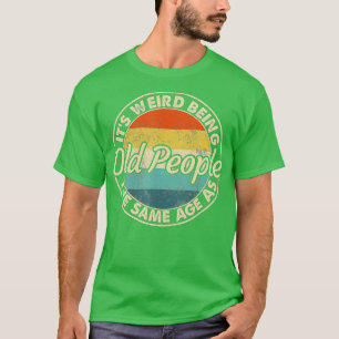 Es ist seltsam, das gleiche Alter wie alte Leute z T-Shirt