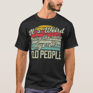 Es ist seltsam, das gleiche Alter wie alte Leute z T-Shirt