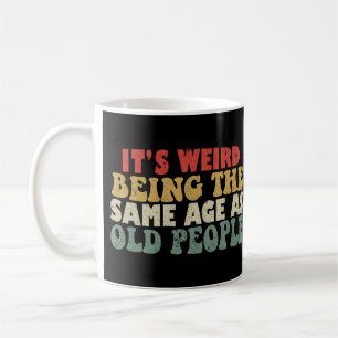 Es ist seltsam, das gleiche Alter wie alte Mensche Kaffeetasse