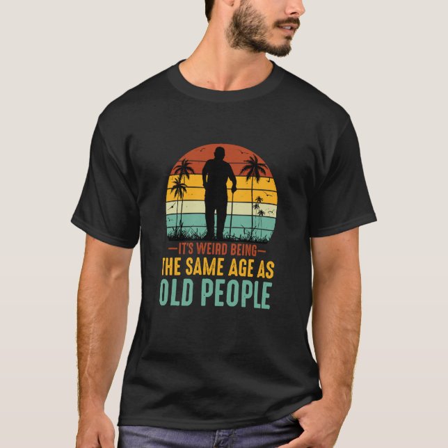 Es ist seltsam, das gleiche Alter wie alte Mensche T-Shirt (Vorderseite)