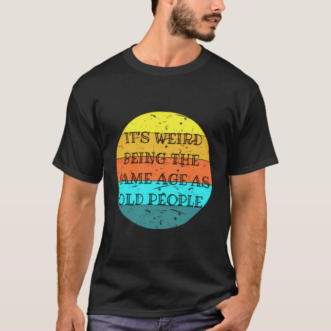 Es ist seltsam, das gleiche Alter wie alte Mensche T-Shirt (Vorderseite)