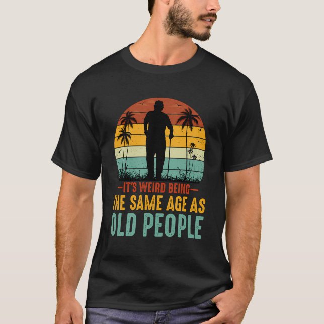 Es ist seltsam, das gleiche Alter wie alte Mensche T-Shirt (Vorderseite)