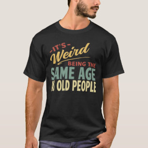 Es ist seltsam, das gleiche Alter wie alte Mensche T-Shirt