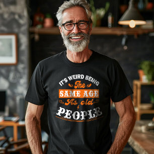Es ist seltsam, das gleiche Alter wie alte Mensche T-Shirt
