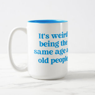 Es ist seltsam, das gleiche Alter wie alte Mensche Zweifarbige Tasse