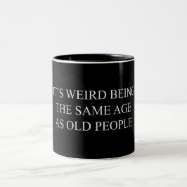 Es ist seltsam, das gleiche Alter wie alte Mensche Zweifarbige Tasse