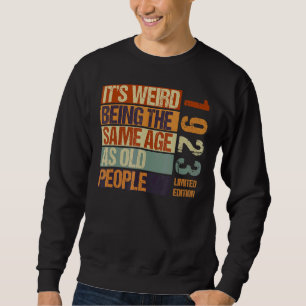 Es ist seltsam, das gleiche Alter zu haben wie alt Sweatshirt