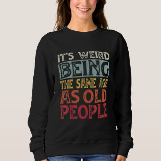 Es ist seltsam, das gleiche Alter zu haben wie alt Sweatshirt