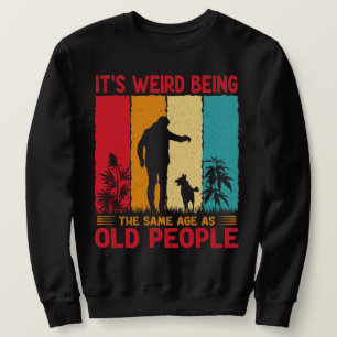 Es ist seltsam, das gleiche Alter zu haben wie alt Sweatshirt