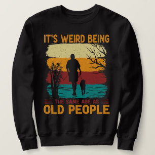 Es ist seltsam, das gleiche Alter zu haben wie alt Sweatshirt