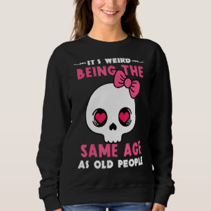 Es ist seltsam, das gleiche Alter zu haben wie alt Sweatshirt