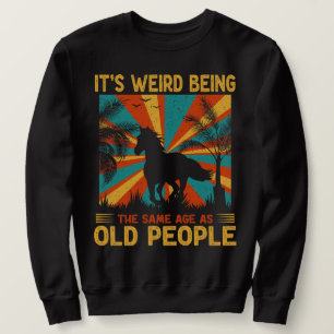 Es ist seltsam, das gleiche Alter zu haben wie alt Sweatshirt