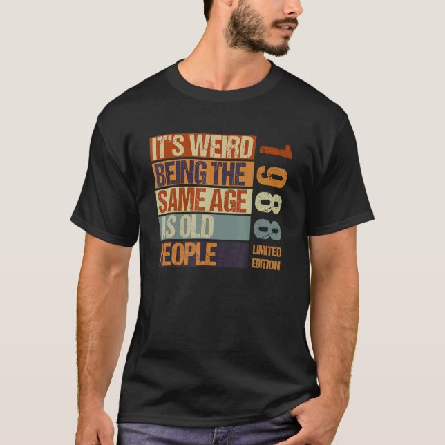 Es ist seltsam, das gleiche Alter zu haben wie alt T-Shirt (Vorderseite)