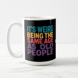 Es ist seltsam, genauso alt zu sein wie alte Leute Kaffeetasse