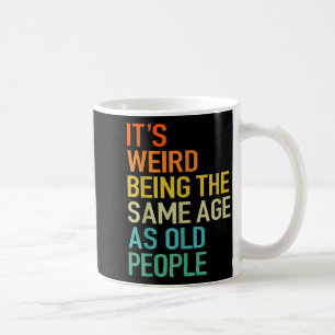 Es ist seltsam, genauso alt zu sein wie alte Leute Kaffeetasse