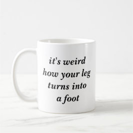 Es ist sonderbar, wie Ihr Bein zu einen Fuß macht Kaffeetasse