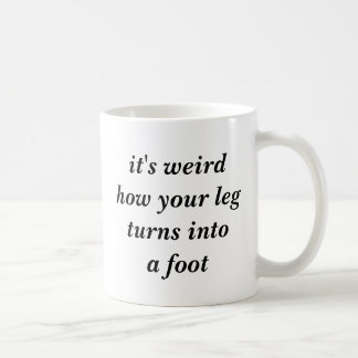 Es ist sonderbar, wie Ihr Bein zu einen Fuß macht Kaffeetasse