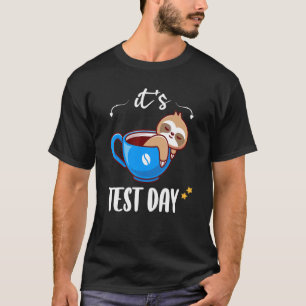 Es ist Test Day Sloth Teacher Sloth Teachers Coffe T-Shirt