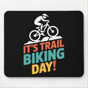 Es ist Trail Biking Day Mountainbiker Radfahren im Mousepad