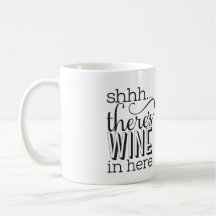 Es ist Wein in dieser Tasse.