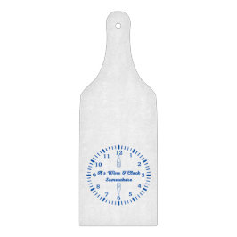 Es ist Wine O'Clock Irgendwo auf einem Schneidebrett
