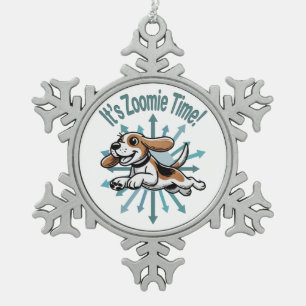Es ist Zoomie Time Beagle Schneeflocken Zinn-Ornament