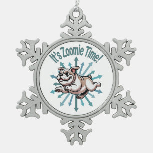 Es ist Zoomie Time Bulldog Schneeflocken Zinn-Ornament