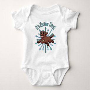 Es ist Zoomie Time Chocolate Lab Baby Strampler