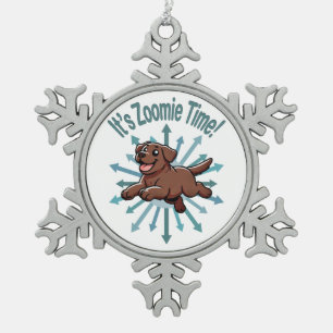 Es ist Zoomie Time Chocolate Labrador Schneeflocken Zinn-Ornament