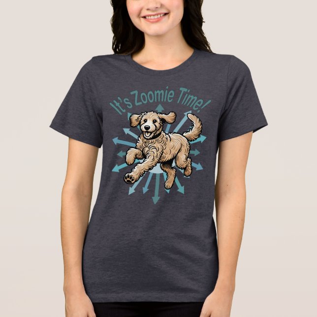 Es ist Zoomie Time Golden Doodle Tri-Blend Shirt (Vorderseite)