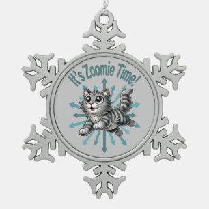 Es ist Zoomie Time Gray Tabby Cat Schneeflocken Zinn-Ornament