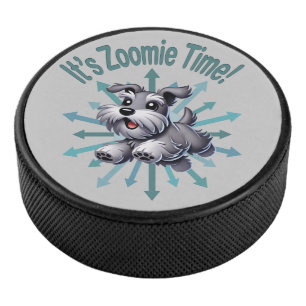 Es ist Zoomie Time Miniature Schnauzer Eishockey Puck
