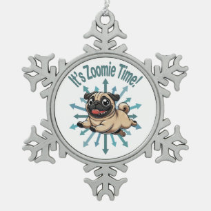 Es ist Zoomie Time Mops Schneeflocken Zinn-Ornament
