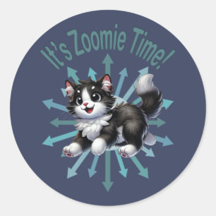 Es ist Zoomie Time Niedlich Black & White Cat Runder Aufkleber