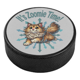Es ist Zoomie Time Norwegische Waldkatze Eishockey Puck