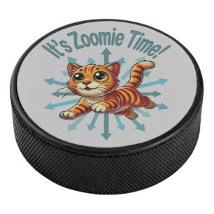 Es ist Zoomie Time Orange Tabby Cat Eishockey Puck