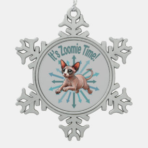 Es ist Zoomie Time Sphynx Katze Schneeflocken Zinn-Ornament