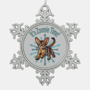 Es ist Zoomie-Zeit Abessinierkatze Schneeflocken Zinn-Ornament