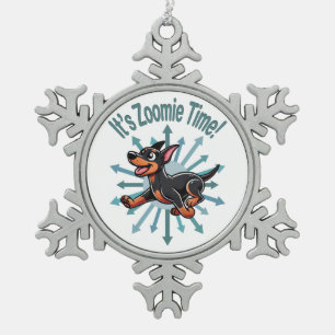 Es ist Zoomie-Zeit Dobermann Pinscher Schneeflocken Zinn-Ornament