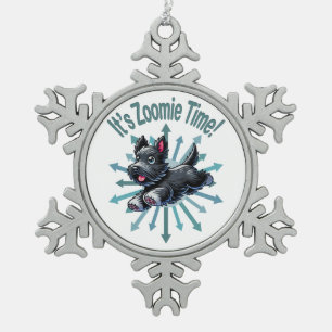 Es ist Zoomie-Zeit Schottischer Terrier Schneeflocken Zinn-Ornament