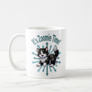 Es ist Zoomie-Zeit Süße Schwarz-Weiß-Katze Kaffeetasse