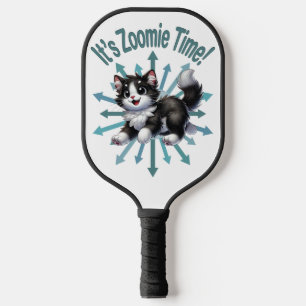 Es ist Zoomie-Zeit Süße Schwarz-Weiß-Katze Pickleball Schläger